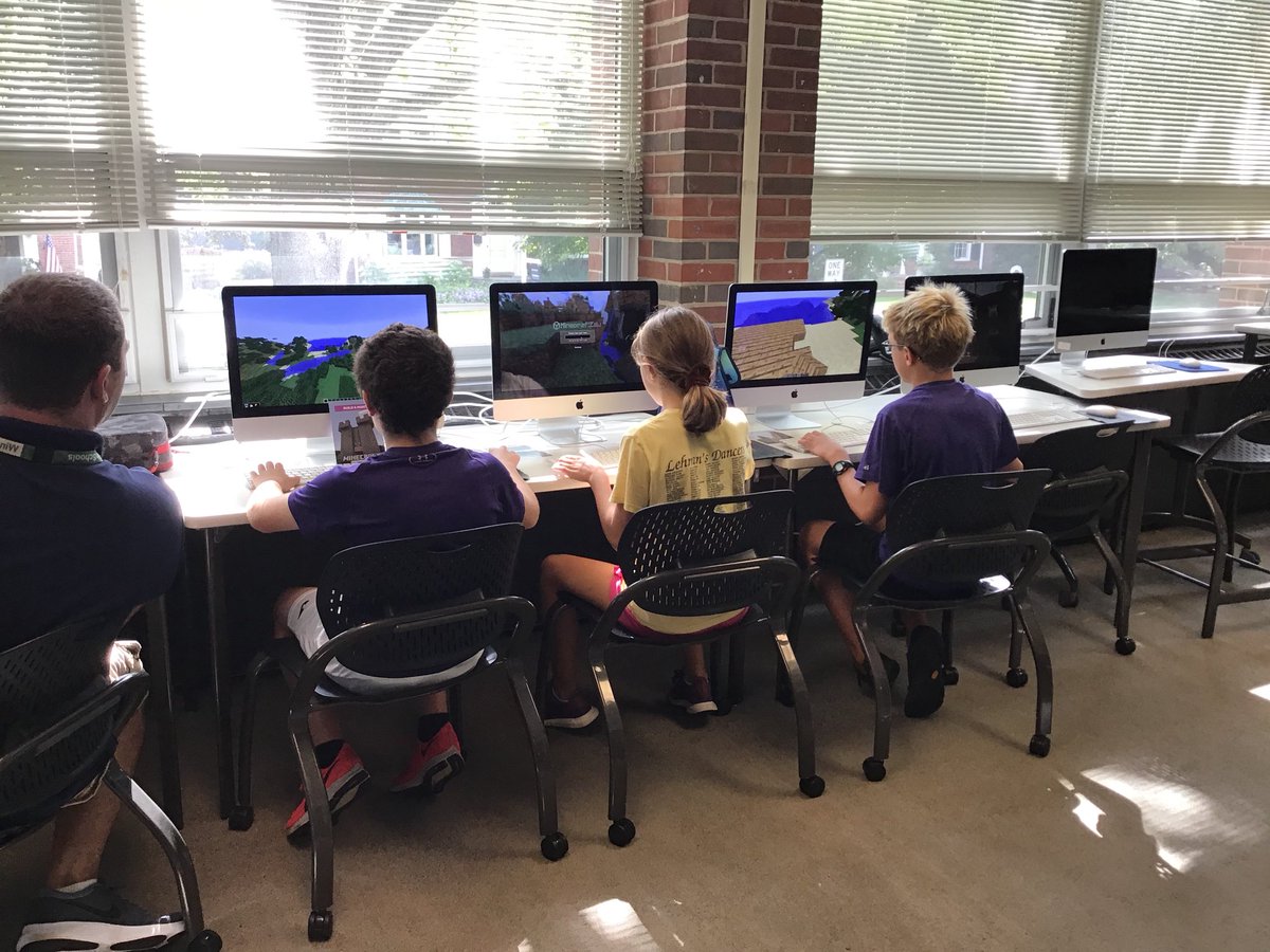 MsGWTech's tweet photo. Makerlunch time @skokie36 Ss work on Minecraft Builder challenges #WE36 https://t.co/ct1aY5oaWZ