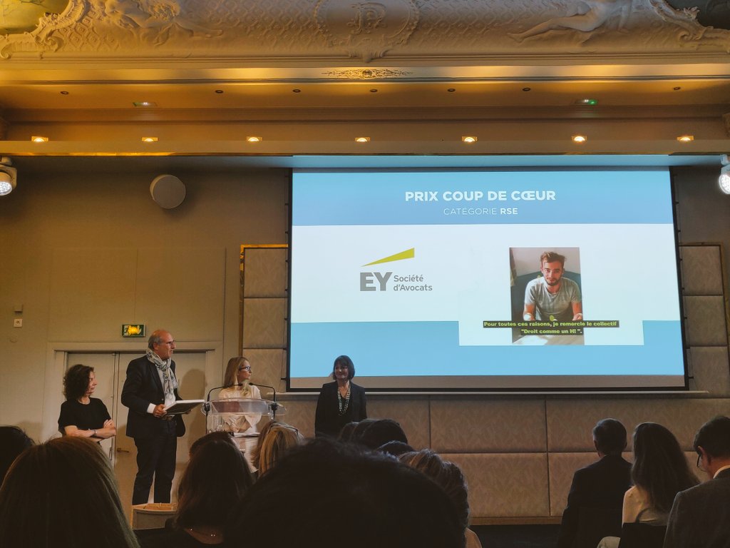 Il y a quelques années, le cabinet <a href="/EYFrance/">EY France</a> lançait  "Droit comme un H". Le but ? Mieux intégrer des personnes en situation de #handicap dans les professions du #droit. 12 étudiants et 3 #avocats font partie du programme.
Un beau projet qui reçoit le coup de coeur du prix Opéra