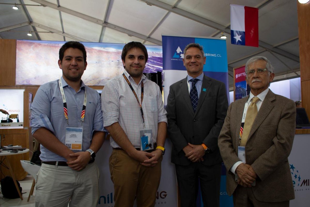 prochile_pe's tweet photo. El destacado ex presidente de CODELCO, Sr. Nelson Pizarro, acompañado de Rodrigo Barrera, Gerente General de la División Ministro Hales, visitó el pabellón de Chile tras su participación como ponente en #Perumin34, en la que habló sobre la importancia de una minería sostenible. https://t.co/QneJWCjHAA