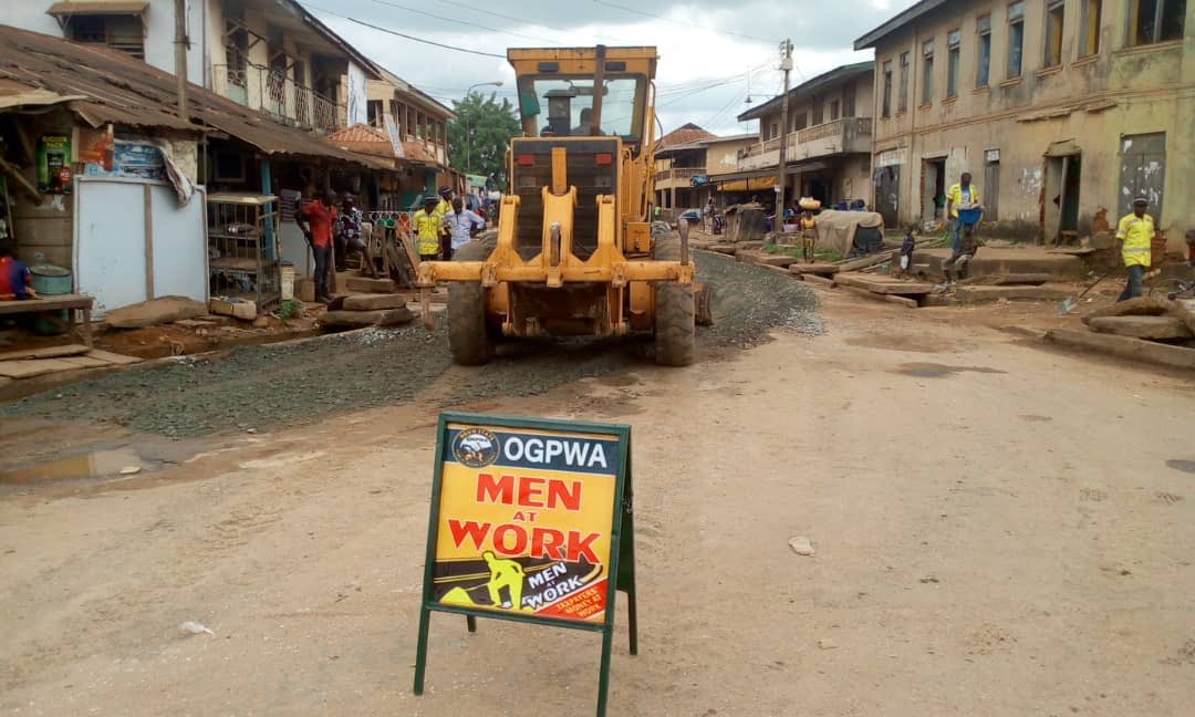 Grading operations with crushed stones on Baruwa/ Bright fashion street, Sagamu. @dabiodunMFR 

#BuildingOurFutureTogether  #OngoingProject