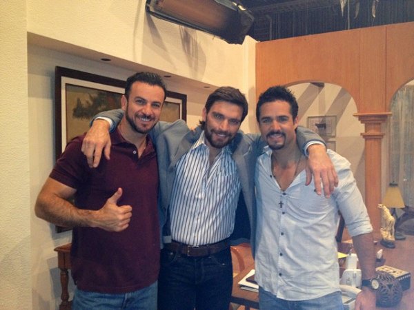 Adriane197's tweet photo. 📸 Detrás de cámaras @ALEXAVILA14 @juliangil @JoseRon3 #actores #personajes #ErnestoCortés #BrunoRey #GustavoDuránEsquivel #telenovela #LaQueNoPodíaAmar (2011) #sbt #sbtnovelasdatarde #Mexico🇲🇽 #Brasil🇧🇷 #tv #bastidor #basckstage #cantante #alexavila14 #JuliánGil #joseron https://t.co/9O1VK2HGBt