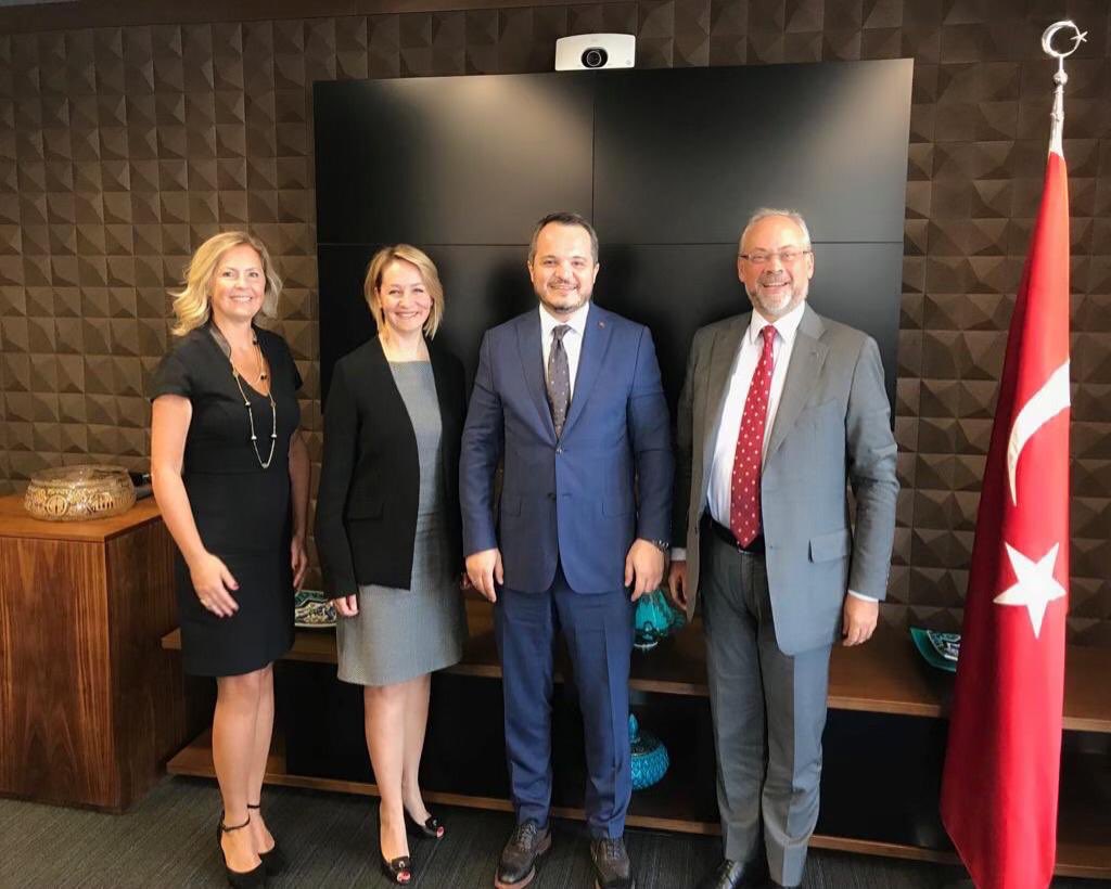 Cumhurbaşkanlığı Yatırım Ofisi Başkanı Arda Ermut ile bir araya geldik. Yatırım Ofisi ile yürüttüğümüz Yatırım Ortamı Performans Kriterleri, Yatırım Çerçeve Mevzuatı, çalışmamızı ve Türkiye’nin Uluslararası Yatırım Stratejisi hazırlanması konusundaki işbirliğimizi değerlendirdik.