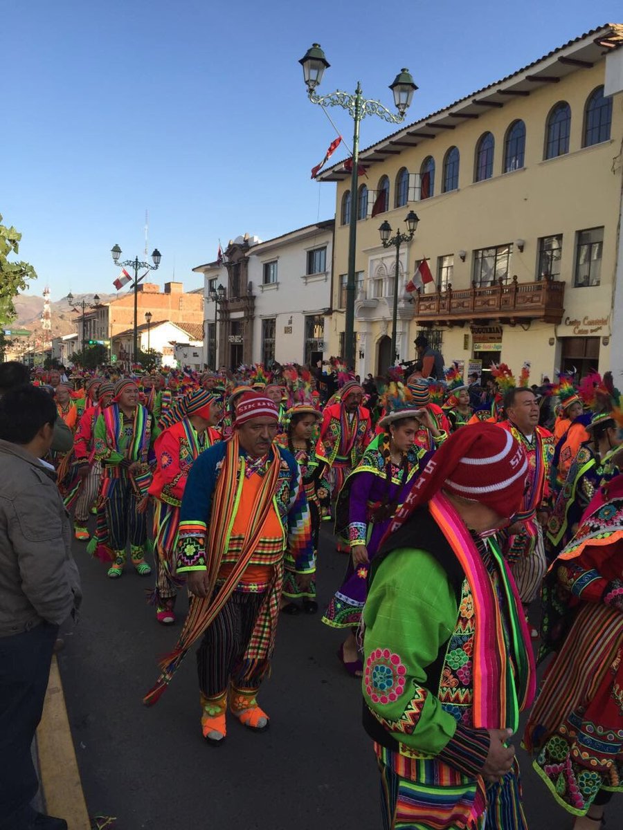 mr_mikegq's tweet photo. Hoy para #FotoViajera va un desfile por las calles de Cusco en Perú 🇵🇪, festejando su independencia y presumiendo sus bellos trajes típicos https://t.co/tpgdCRih9Q