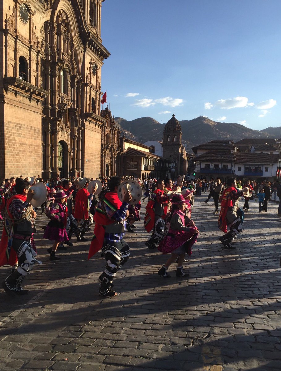 mr_mikegq's tweet photo. Hoy para #FotoViajera va un desfile por las calles de Cusco en Perú 🇵🇪, festejando su independencia y presumiendo sus bellos trajes típicos https://t.co/tpgdCRih9Q