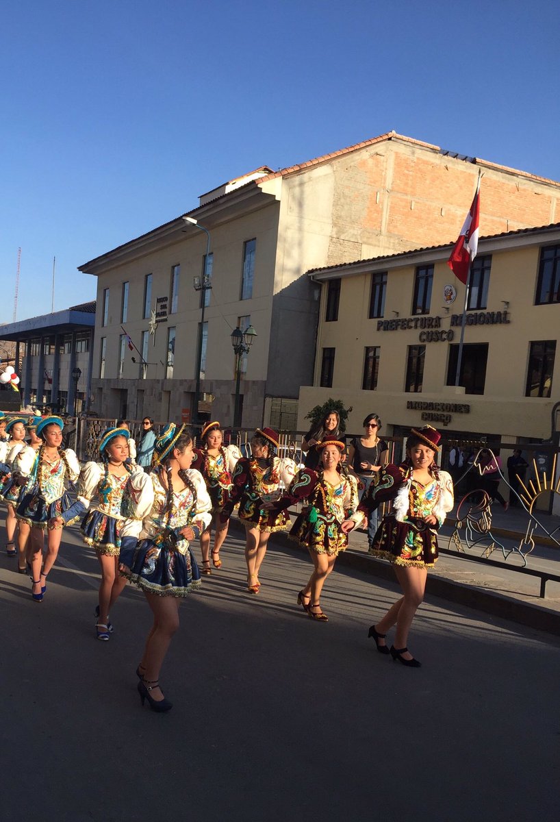 mr_mikegq's tweet photo. Hoy para #FotoViajera va un desfile por las calles de Cusco en Perú 🇵🇪, festejando su independencia y presumiendo sus bellos trajes típicos https://t.co/tpgdCRih9Q