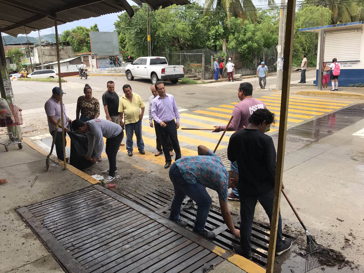 ZeferinoGomezV's tweet photo. #Supervisando el desasolve de las calles de ciudad renacimiento en Acapulco junto con el coordinador general Juan Carlos Manriquez y su personal de Servicios Públicos Acapulco. @AcapulcoGob https://t.co/jCqWnU7KpG