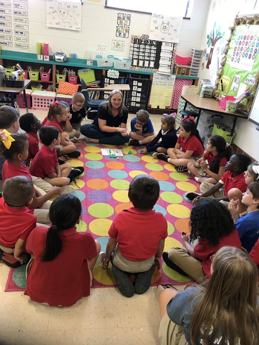 phaedratfox's tweet photo. Mrs. Lund’s 2nd graders are working with manipulatives to learn place value at Davis Elementary. @ThreadgillMCPSS @BrackinsKesha @empowermcpss @MobilePublicSch @Ngdavisbobcats https://t.co/xuritEhBz0