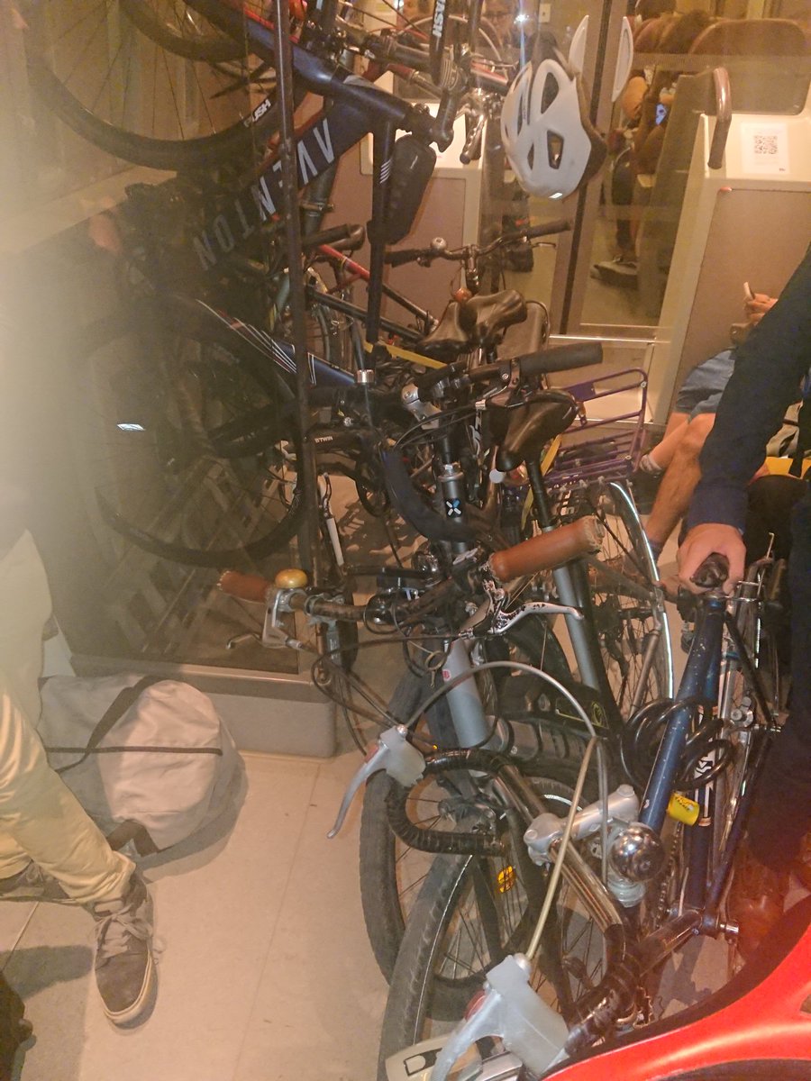 Habeau2's tweet photo. @TERNouvelleAQ  depuis qu'il n'y a qu'une seule rame pour le bordeaux perigueux de 20h28. Alors qu'il y en avait deux avant Amoncellement de velo. Dommage. Nous avons été informé par la sûreté ferroviaire que nous pouvions être refusé d'embarquement... https://t.co/0zz0zN1KhF