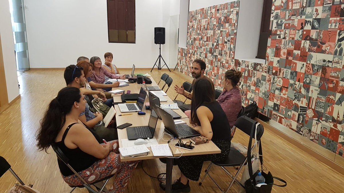 intered_CV's tweet photo. Formación en #mapeoparticipativo en el barrio de #Aiora, facilitado por @desdevic para identificar iniciativas ciudadanas. Gracias a @univ_po_pu_lar, #JuntaDistrito #Maritim, @AcoecOngd, @CruzRojaVLC, Centros Municipales de Juventud de #Algirós y #GrauPort. @justglobalVLC @CVONGD https://t.co/ddzhqiBySY