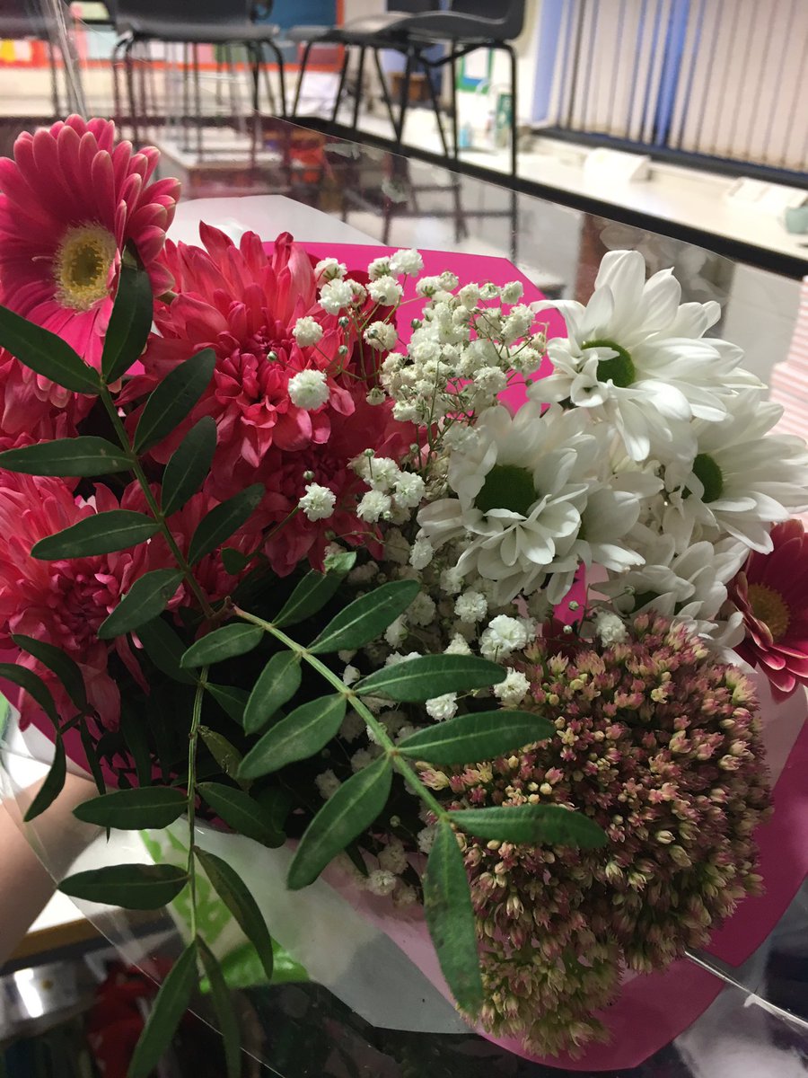 Miss_McKechnie's tweet photo. Another successful @ApplicanUK medicine/dentistry/vet event @LarbertHigh and a lovely bunch of flowers made today a good one 👍 😊 #positivepathways #UCASprep https://t.co/MSo7AGVe7q