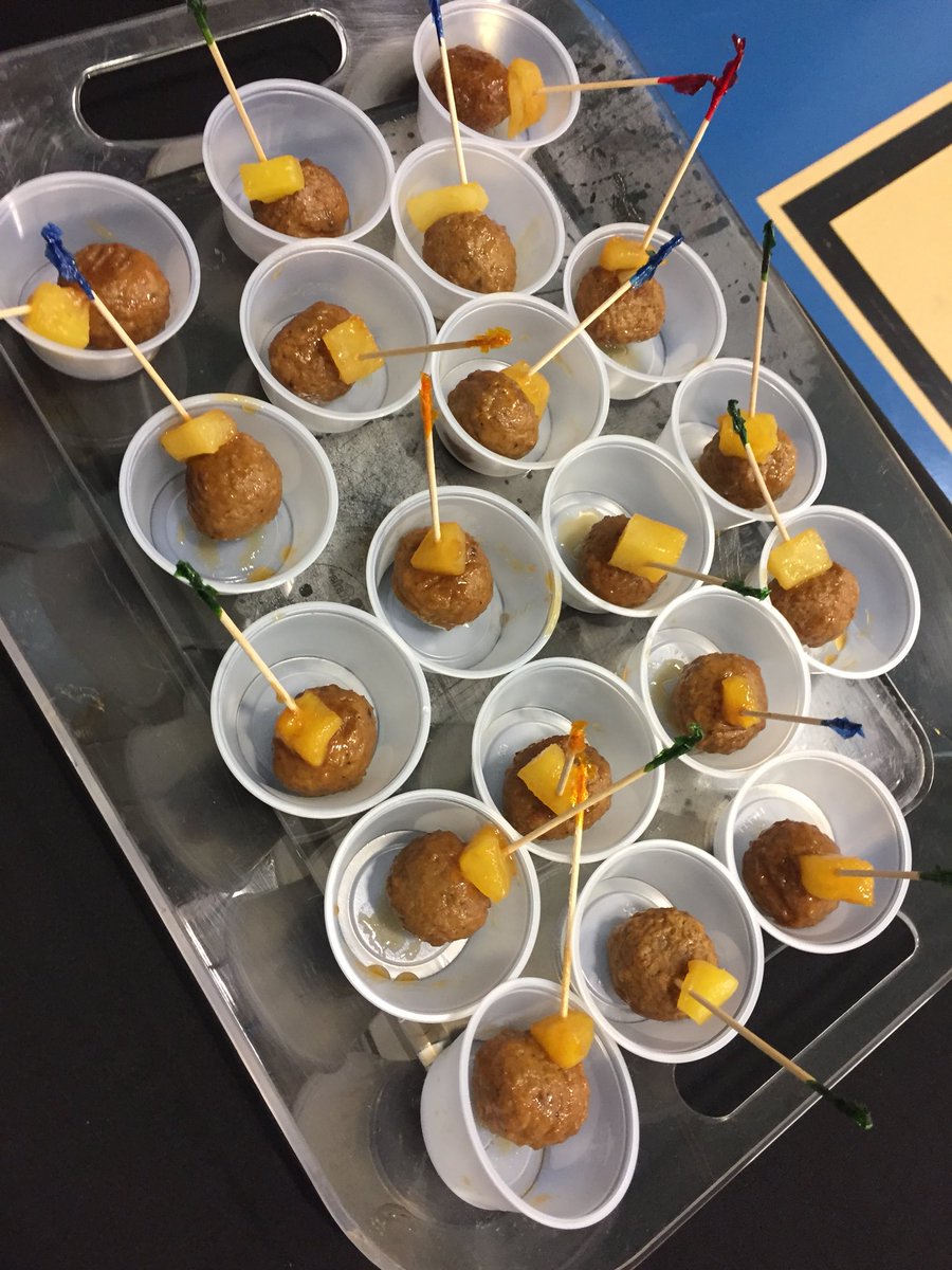 TNG_Bellwood's tweet photo. We had a great second day of Lunch for Life @MyersElemSchool! Thank you @LisaJTMK121 for coming out and giving us delicious samples today! We had a blast! #LunchforLife  #WeAreTNG https://t.co/N31YthgFNK