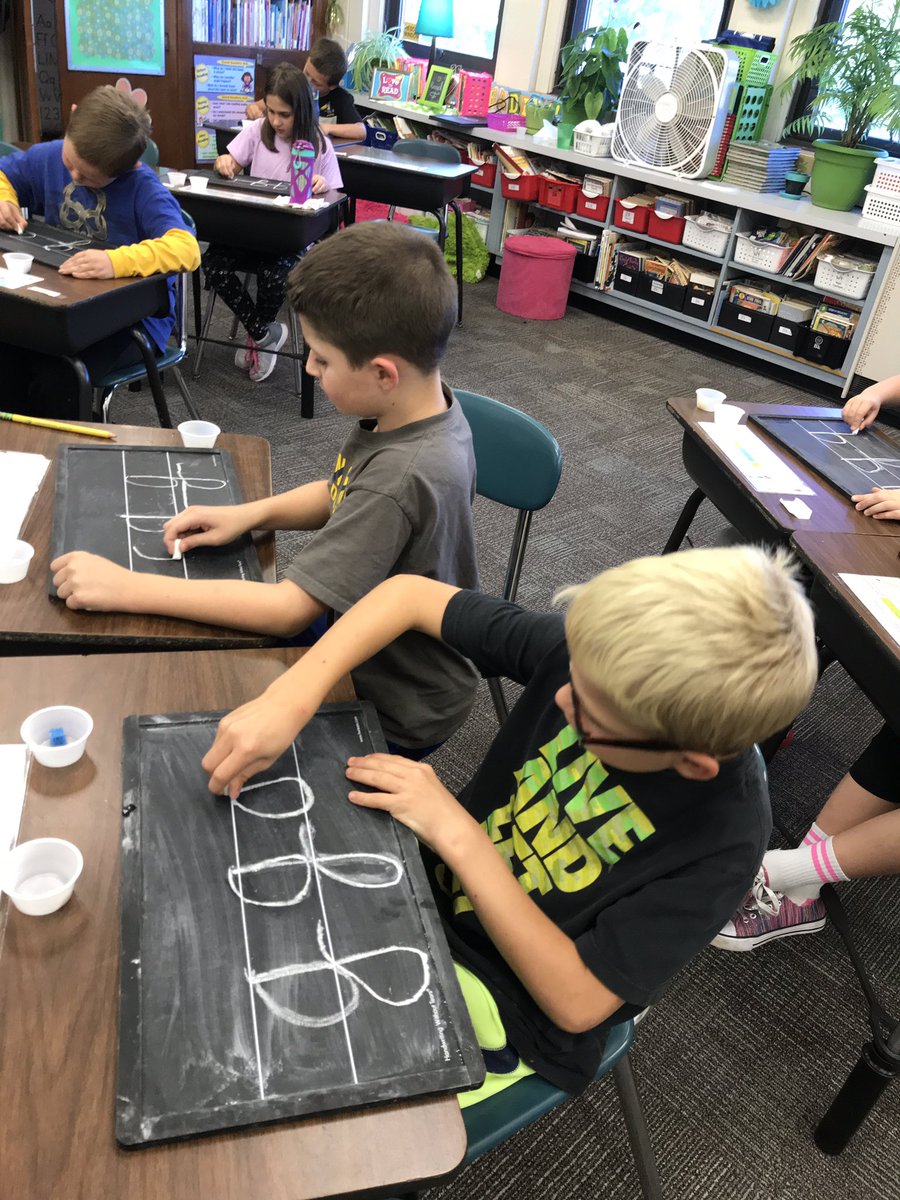 JoAnnLiffner's tweet photo. Wet-Dry-Try gives us the practice we need to make great cursive g’s! #scsforward @hwtears #thirdgraderocks https://t.co/FIpcmoaBZJ
