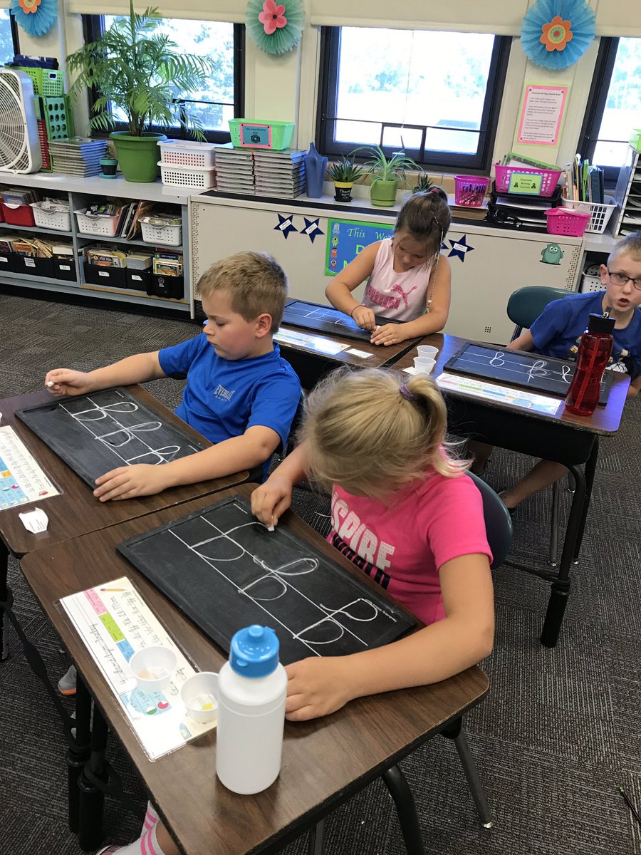 JoAnnLiffner's tweet photo. Wet-Dry-Try gives us the practice we need to make great cursive g’s! #scsforward @hwtears #thirdgraderocks https://t.co/FIpcmoaBZJ