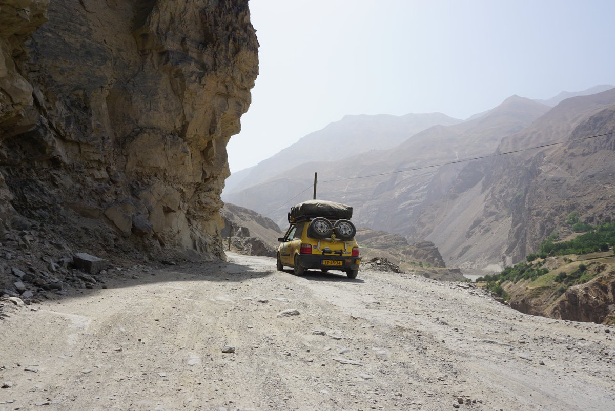 Je hebt geen dikke 4x4 nodig, een Suzuki Alto kan het ook. Het gaat allen veel langzamer. Tadzjikistan op weg naar de Pamir Highway.