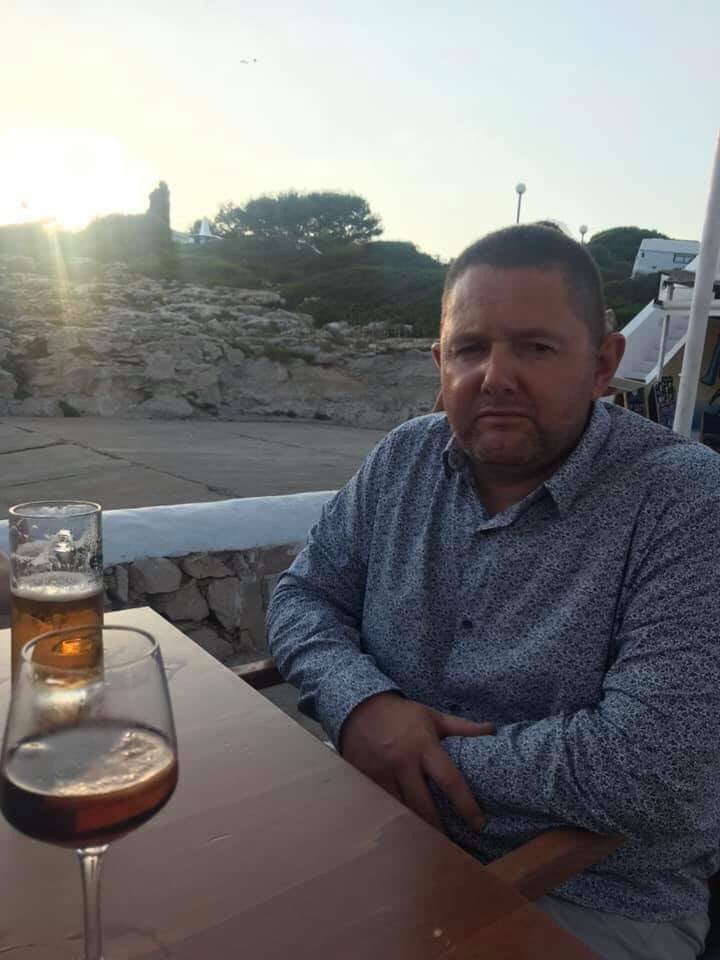 andysmanclubuk's tweet photo. Dave is missing-please contact his wife on  07850263473 if you see or hear or have ANY contact with him 
Please share
He has left his phone and iwatch at home. He is high risk. Dave lives in garforth and was last seen leaving Leeds train station at 12:00 today. 
Please share 👌❤️ https://t.co/GB4RFQLLCT