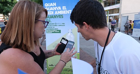 AjSantBoi's tweet photo. La plaça de Mercè Rodoreda s'ha omplert d'activitats aquest dimecres per presentar el projecte Reciclos amb @Ecoembes. Participar-hi amb el mòbil ajuda a millorar la ciutat i el planeta: https://t.co/TM5YVozyAq
#ciutatsostenible #santboi
Nota de premsa: https://t.co/xlEeXnGBUw https://t.co/kC3FcplbkJ
