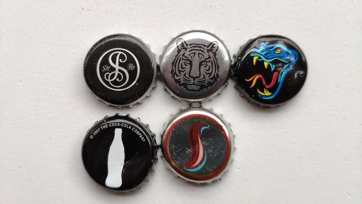 DavidLChapas's tweet photo. Desde #Valdemoro (#Madrid) llegan las últimas #chapas para mi colección. Gracias Toño por el cambio 😊👍 4/4
Vodka: #Smirnoff 🇨🇷
Refresco: #Quelly 🇪🇦 y @CocaCola 🇮🇱
Sidra: #LaMordue 🇫🇷
#Cerveza: #Skol 🇹🇩 https://t.co/ARNCR9Ecw1