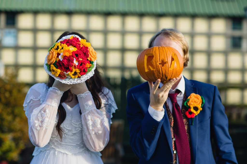 🎃🎃🎃🎃🎃 #WeddingPhotographers and #WeddingBusinesses I'm looking for your fabulous #HalloweenWeddings and styled shoots. Give me a holler if you would like to submit... 
(Image @PhotoLifeLine) #weddinghour  🎃🎃🎃🎃🎃