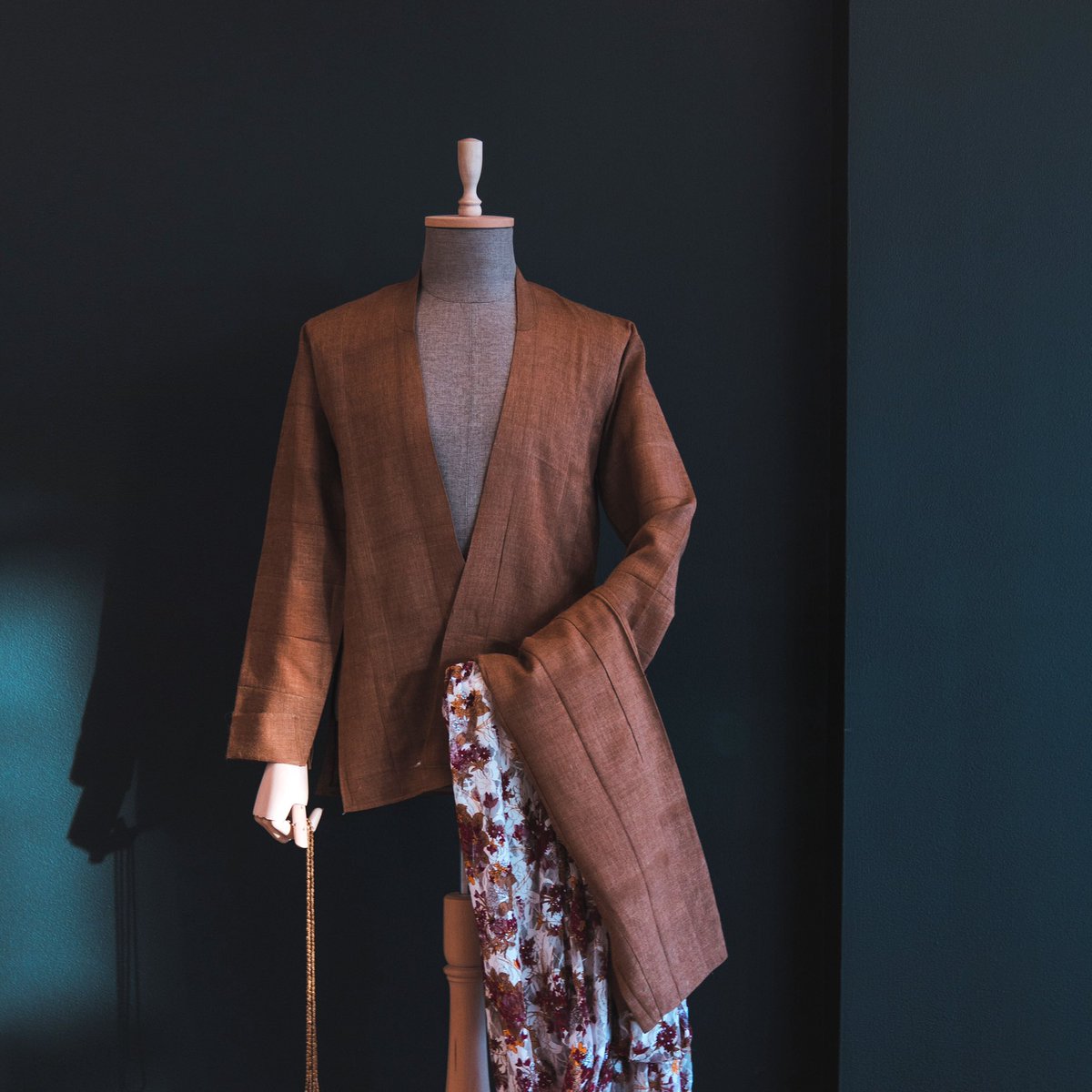 mistererbil's tweet photo. Kurdish Traditional outfit made of Krr(Shall/Bergiz) Kurdish Fabrics are 100% natural wool (Mohair Wool) and handmade from some small villages around KIR,in spring Time farmers trim their goats (Angora Goat) make our fur friends ready for summer heat above 50 degrees #MrErbil https://t.co/HHwiZCf9JE