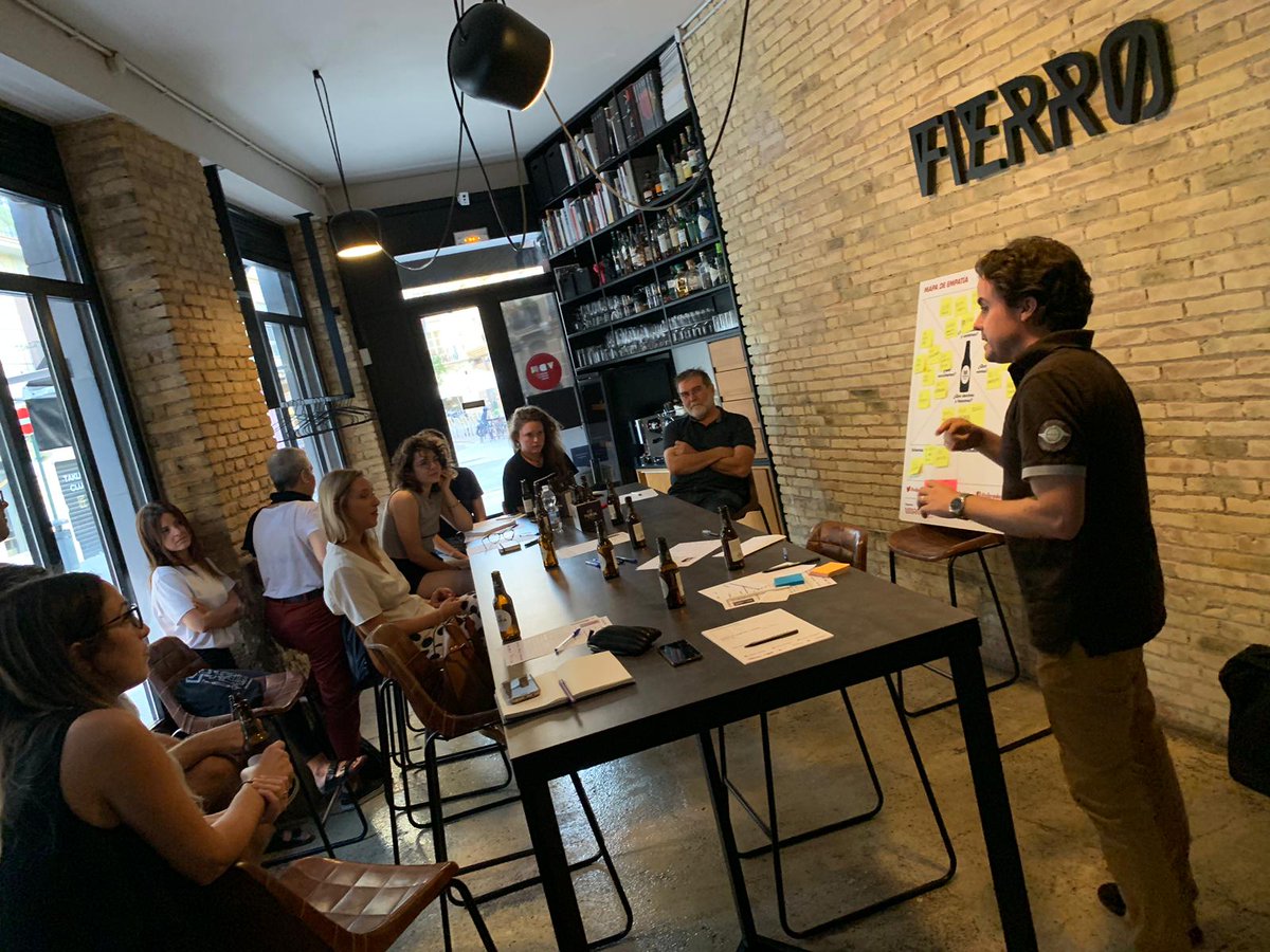 Carles_VIBRA's tweet photo. Genial experiencia compartir conocimientos con colegas de profesión y afines (arquitectos) en la Valencia Disseny Week hablando sobre metodologías creativas para definir al cliente, a la persona. #branding #DesignThinking #brandsession by @VIBRA_design https://t.co/SKDqznJ5YY