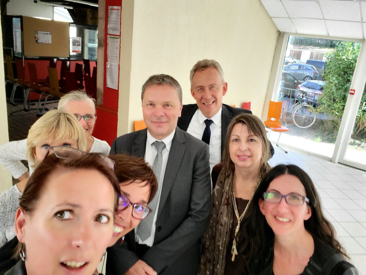 ComteIsabelle1's tweet photo. F. Giraudot, secrétaire général adjoint du  rectorat de Nancy-Metz a tenu  à organiser un moment de convivialité avec tous les personnels de son pôle . Il les a remerciés pour leur très grand professionnalisme. Partage de belles années professionnelles au service de l'école ! https://t.co/Go95JMgQvj