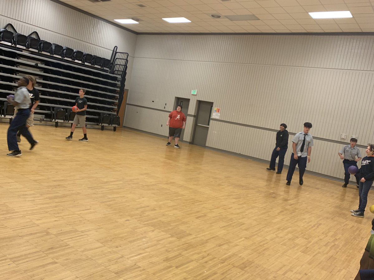 MrsBJohnsonVMHS's tweet photo. A little dodge ball action today for Jackets Nest 🐝 https://t.co/uNJhGAoXJP