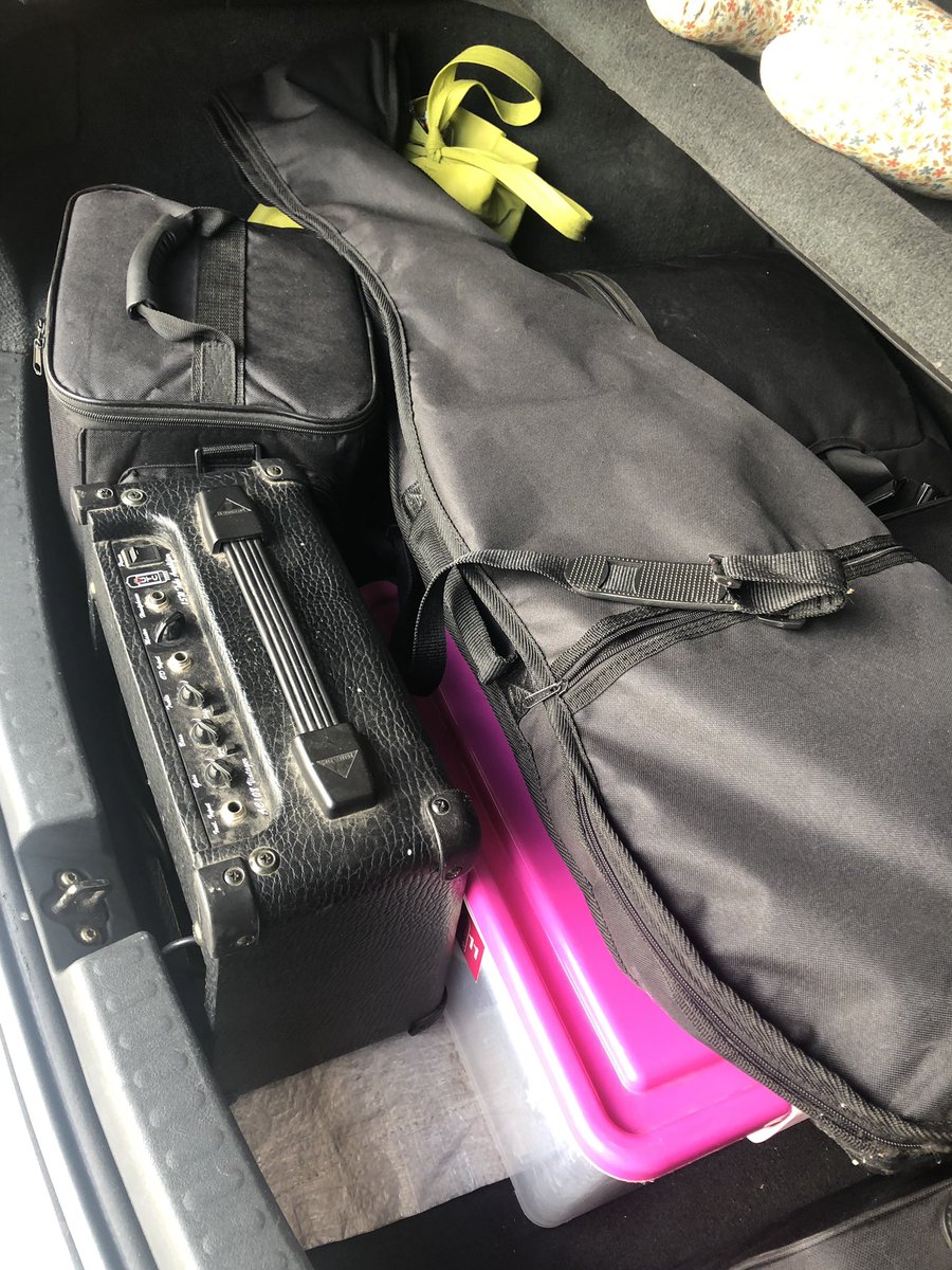 Cotxe carregat per anar demà al matí a l’ <a href="/ielesvinyes/">Les Vinyes</a> amb els <a href="/instroniks/">instroniks</a>