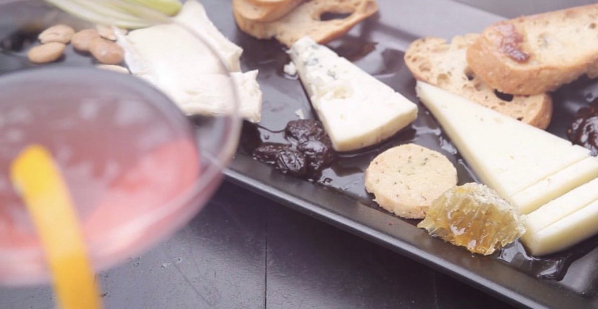keywestfoodtour's tweet image. We have a fever, and the only cure is MORE CHEESE! 🧀
#NineOneFive knows a good plate which includes truffle infused slices and honey from the comb!