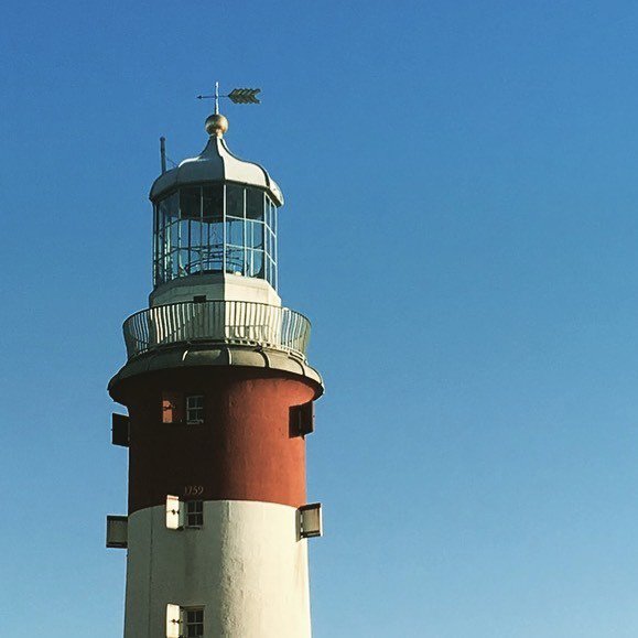 AReadMedia's tweet photo. Sunny, clear skies and a light breeze - perfect Plymouth. 
#plymouthhoe #smeatonstower #graduation2019 #plymgrad https://t.co/uGrkZiA4hz https://t.co/g33GeuK0ED