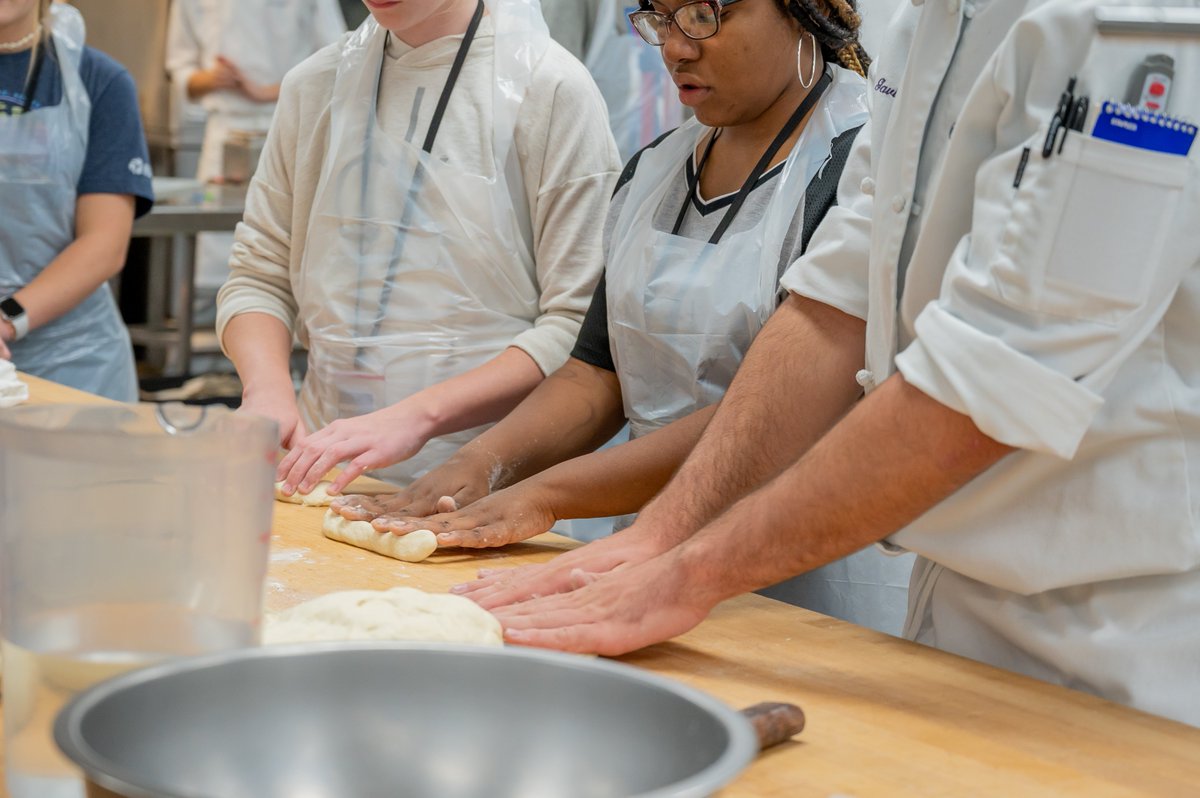 FrancisTuttle's tweet photo. Students from Sequoyah Middle School’s 8th grade Family and Consumer Science class toured the FT Culinary Arts Program Wednesday morning. The group got a hands-on feel, and a taste, of what life is like for a Francis Tuttle student. https://t.co/cGAsldqH2q