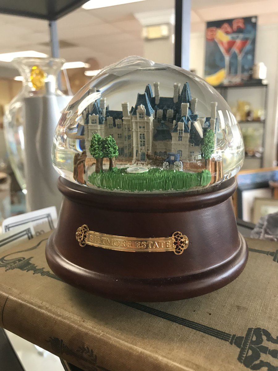 TatesDesign's tweet image. We have SO many items that would be great as a gift (like this snowglobe!!) loom.ly/F4iCaiU #shopgreenville