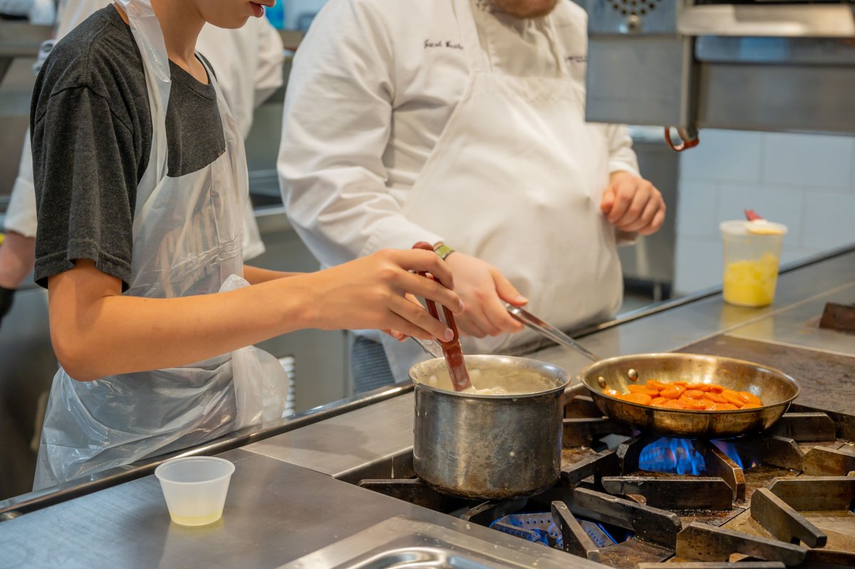 FrancisTuttle's tweet photo. Students from Sequoyah Middle School’s 8th grade Family and Consumer Science class toured the FT Culinary Arts Program Wednesday morning. The group got a hands-on feel, and a taste, of what life is like for a Francis Tuttle student. https://t.co/cGAsldqH2q