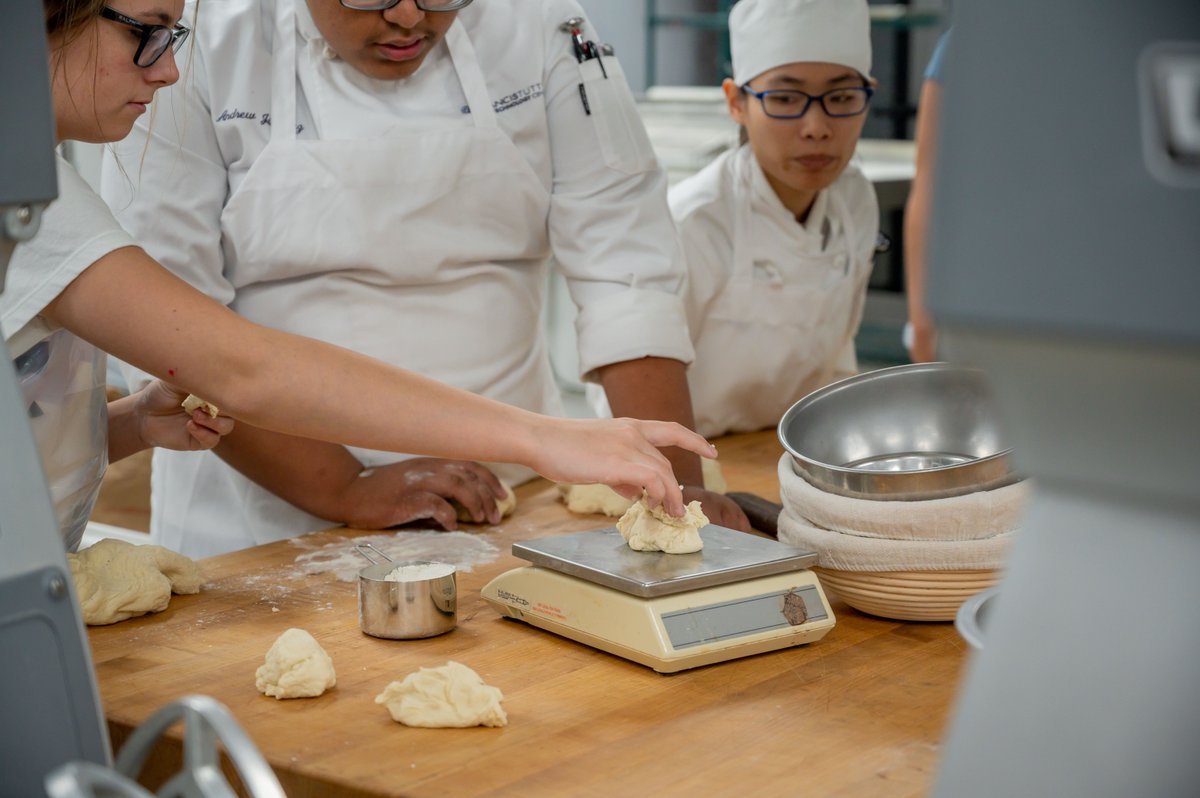 FrancisTuttle's tweet photo. Students from Sequoyah Middle School’s 8th grade Family and Consumer Science class toured the FT Culinary Arts Program Wednesday morning. The group got a hands-on feel, and a taste, of what life is like for a Francis Tuttle student. https://t.co/cGAsldqH2q