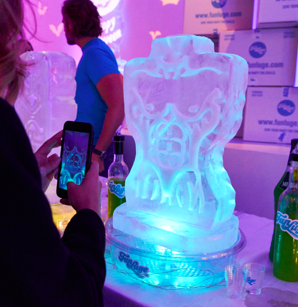 FunLugeFun's tweet photo. Girl, Look at that Body!🔥
​​​#FunLuge #iceluge #party #icesculpture #drinks #torso https://t.co/g7cEM44t0k