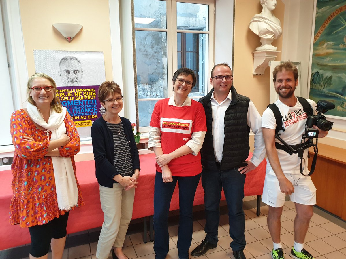 assoAIDES's tweet photo. #LaBoucleduRubanRouge était ce soir à #Evecquemont dans les #Yvelines, pour cette première étape en #IleDeFrance 

@GhislaineSenee, maire et conseillère régionale IDF @Alternative_IDF, s'engage à nos côtés pour mettre fin au #sida. 

#CestVotreMissiooon #CommePromisPresident https://t.co/LR3OEj7WlU