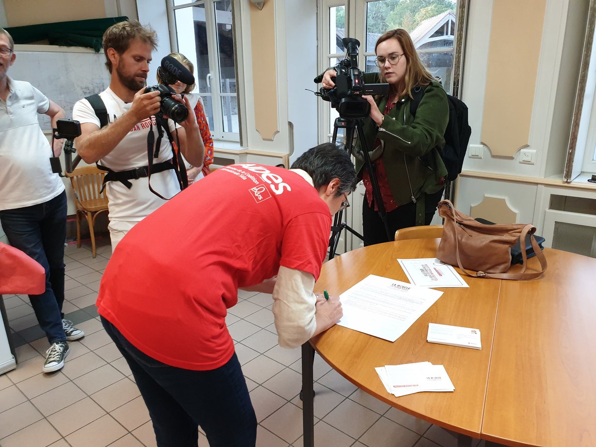 assoAIDES's tweet photo. #LaBoucleduRubanRouge était ce soir à #Evecquemont dans les #Yvelines, pour cette première étape en #IleDeFrance 

@GhislaineSenee, maire et conseillère régionale IDF @Alternative_IDF, s'engage à nos côtés pour mettre fin au #sida. 

#CestVotreMissiooon #CommePromisPresident https://t.co/LR3OEj7WlU