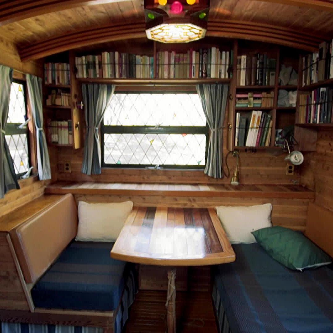 GAfamilyTV's tweet photo. Cabin living + RV living = the best of both worlds! Watch #ExtremeRVs tonight at 9|8c. https://t.co/4Jx99O8dSW