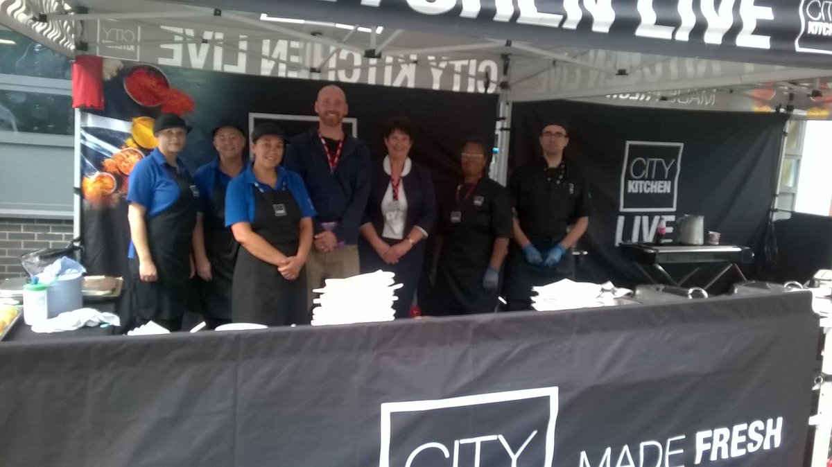 clairepettit3's tweet photo. Great bbq at The Meadows Primary School with the Cityserve team and Councillor Olly Armstrong .400 + pupils served over lunchtime. Well done to all. https://t.co/Q2GVmHNwud