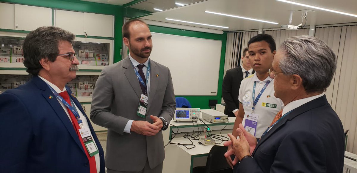 CNI_br's tweet photo. Nesta semana, o deputado federal @BolsonaroSP conheceu unidades móveis do @SouSESI e do @SENAInacional durante o #EEBA2019. O parlamentar exaltou o poder transformador das unidades para o trabalhador. https://t.co/kp4anY6vJ4 #PeloFuturoDoTrabalho https://t.co/GyGpFssJXf