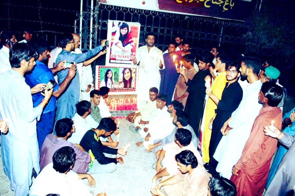 Sangrisaeed's tweet photo. اسی کو #سندھ کہتے ہین ۔! 

#کراچی سے #کشمور تک  ساری سندھ #نمرتا کے قتل خلاف احتجاج کر رہی ہے، جس مین ہندو، مسلم، عیسائی ، سکھ، اردو، بلوچی زبان بولنے والے بھی شرکت کر رہے ہین ۔! 

#سندھ والے #ہندو سے بھی اتنا پیار کرتی ہے جتنا مسلمانوں سے۔

#JusticeForNimerta https://t.co/EnUfT2vAxu