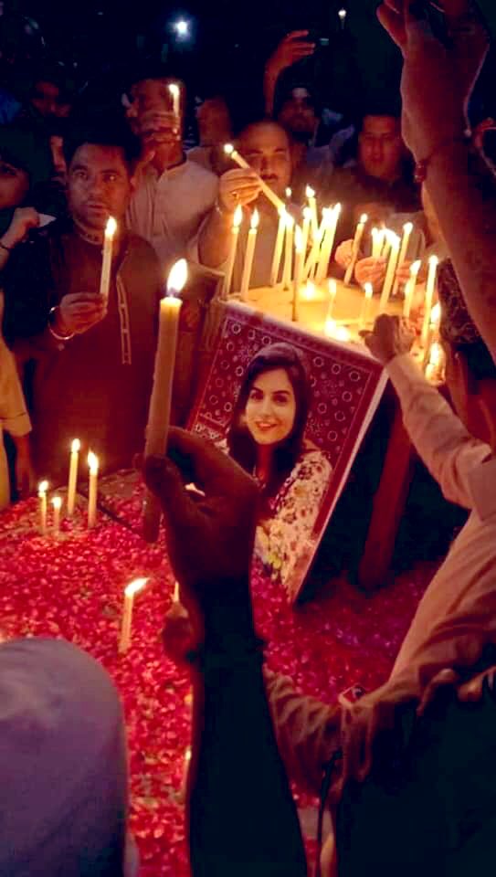 Sangrisaeed's tweet photo. اسی کو #سندھ کہتے ہین ۔! 

#کراچی سے #کشمور تک  ساری سندھ #نمرتا کے قتل خلاف احتجاج کر رہی ہے، جس مین ہندو، مسلم، عیسائی ، سکھ، اردو، بلوچی زبان بولنے والے بھی شرکت کر رہے ہین ۔! 

#سندھ والے #ہندو سے بھی اتنا پیار کرتی ہے جتنا مسلمانوں سے۔

#JusticeForNimerta https://t.co/EnUfT2vAxu