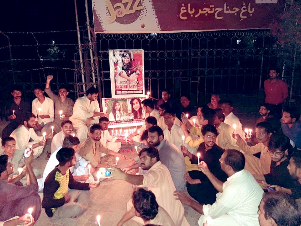 Sangrisaeed's tweet photo. اسی کو #سندھ کہتے ہین ۔! 

#کراچی سے #کشمور تک  ساری سندھ #نمرتا کے قتل خلاف احتجاج کر رہی ہے، جس مین ہندو، مسلم، عیسائی ، سکھ، اردو، بلوچی زبان بولنے والے بھی شرکت کر رہے ہین ۔! 

#سندھ والے #ہندو سے بھی اتنا پیار کرتی ہے جتنا مسلمانوں سے۔

#JusticeForNimerta https://t.co/EnUfT2vAxu