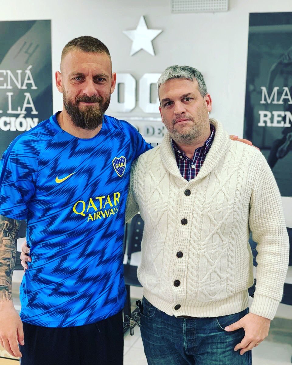 Un grande que siempre acompaña acciones solidarias @derossi_daniele7 <a href="/sarahfelberbaum/">Sarah Felberbaum</a> @bocajrsoficial. Gracias por tu tiempo Fenomeno #derossi #bocapasion #boca #BocaJuniors