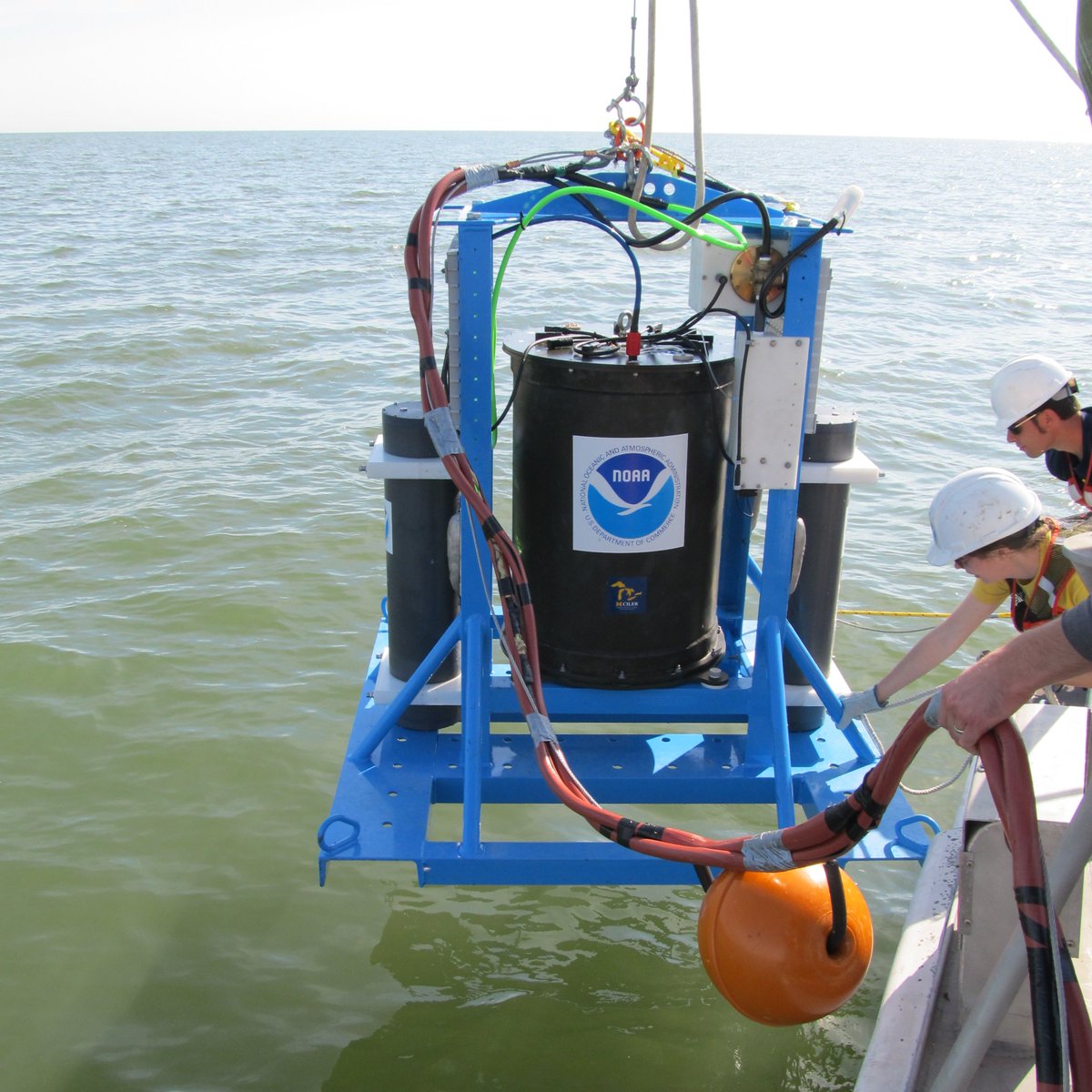 NOAA_GLERL's tweet image. It's #WorldWaterMonitoringDay! One of our favorite ways to monitor water is with our environmental sample processor (ESP), which can measure #harmfulalgalbloom toxins to help keep drinking water safe! glerl.noaa.gov/res/HABs_and_H…
#GreatLakes #GreatLakesSci #algalbloom #LakeErie