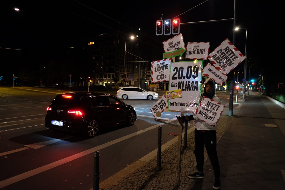 FutureHamburg's tweet photo. 72h non stop steht dieses Schild vorm Verkehrsministerium in Berlin. Dank an @fridaysforfuture.berlin @parents4future.berlin für Ihre #signsforfuture auf https://t.co/JsL7Mvndve. #fridaysforfuture @fridaysforfuture.de @parents4future @signsforfuture_de @SignsForFuture https://t.co/DfkvW3KA0C
