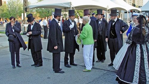 route66news's tweet photo. Railsplitting Festival in Lincoln will try to break world record of Abe lookalikes https://t.co/F1qQGc7RcY https://t.co/qGIjyxVQOo