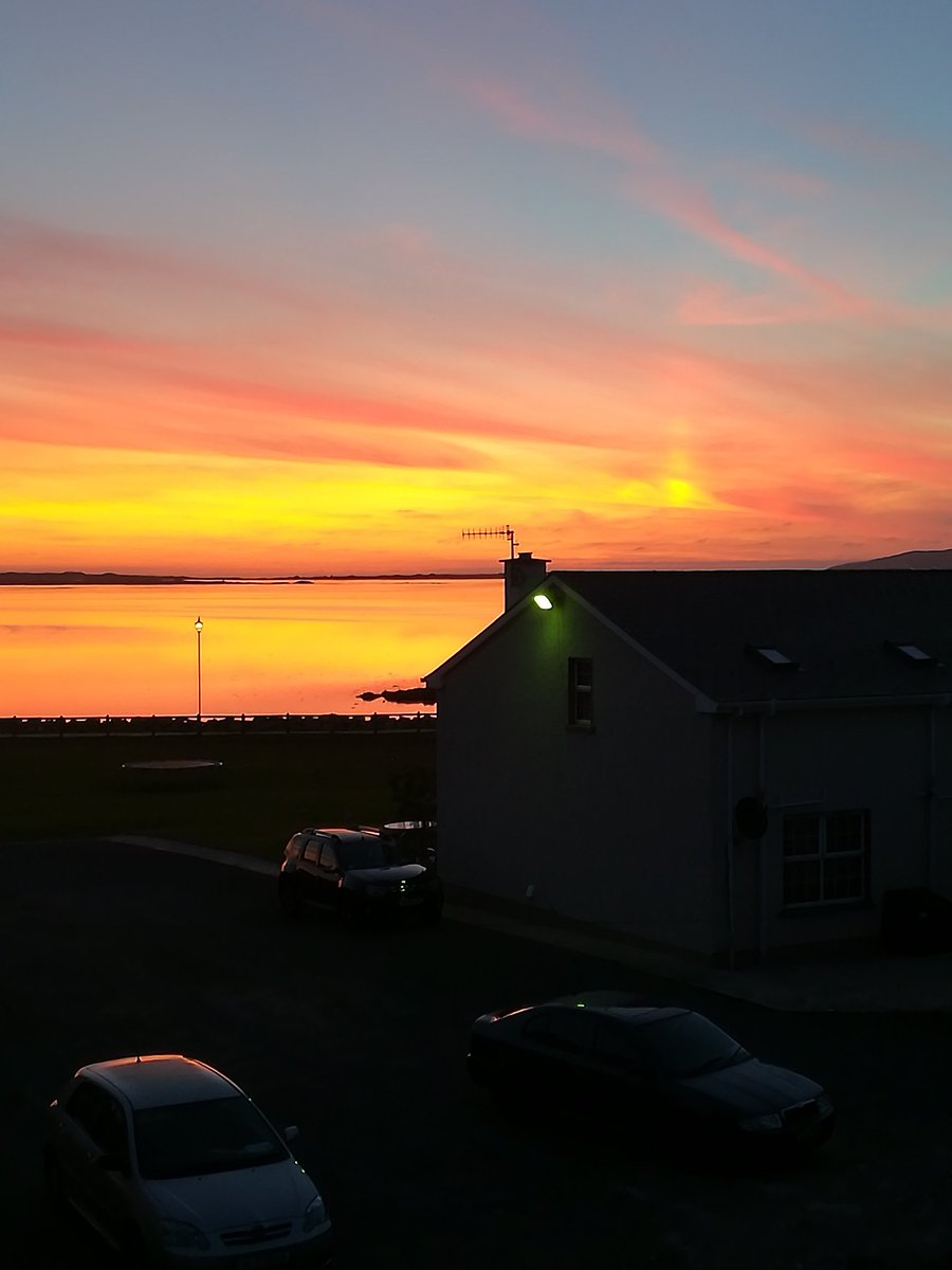 IrishPureBlood1's tweet photo. Bit of a sun pillar for us this evening...#donegalsunset https://t.co/z4mwIQkwDk