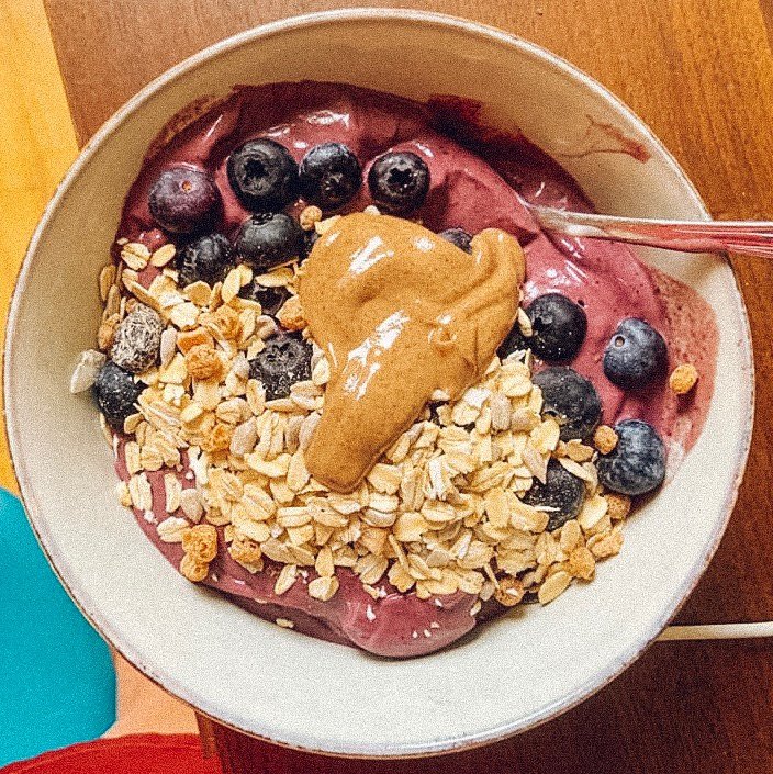 HoliFitByLauren's tweet photo. 🤗 CLIENT SHOUTOUT 😍
@chloe made this gorgeous smoothie bowl for her post workout feed. Just look at it! 🤩
#smoothiebowl #acaibowl #proteinpowder #postworkout #proteinsmoothie #proteinshake #fatlossfoods #weightlossfoods #fatlosstips #holifitbylauren #holifit https://t.co/GeiXu4RWuK