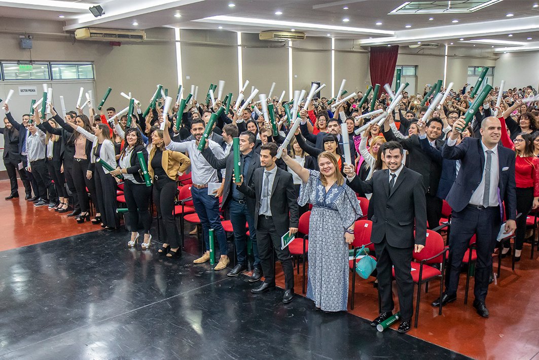 DrMartinezUNLaM's tweet photo. En cada ceremonia de colación, los graduados se acercan a decir "gracias"; pero la verdad es que soy yo el que se siente agradecido. Es el momento que me pone más feliz, cuando veo a cientos y cientos de egresados levantar sus diplomas y observo la emoción de sus familias. https://t.co/cqQwSWkRGV