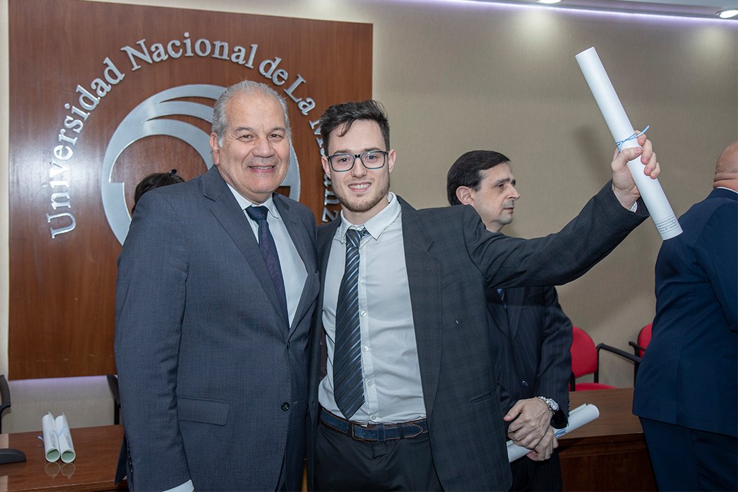 DrMartinezUNLaM's tweet photo. En cada ceremonia de colación, los graduados se acercan a decir "gracias"; pero la verdad es que soy yo el que se siente agradecido. Es el momento que me pone más feliz, cuando veo a cientos y cientos de egresados levantar sus diplomas y observo la emoción de sus familias. https://t.co/cqQwSWkRGV